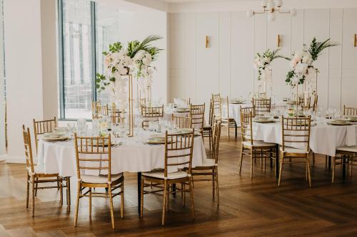 普热梅希尔信天翁酒店的配有桌椅和白色桌布的房间