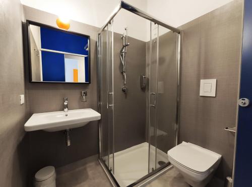 那不勒斯Tric Trac Hostel的带淋浴、盥洗盆和卫生间的浴室