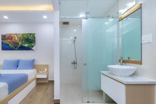 胡志明市Cozrum Homes - Yoga Corner的一间带床、水槽和淋浴的浴室