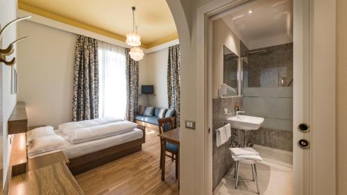 布列瑟农亚罗利姆酒店的卧室配有床和盥洗盆