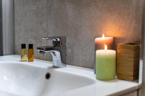 迪亚诺达尔巴Casa Tina Holiday Home的浴室设有蜡烛和水龙头的盥洗盆。