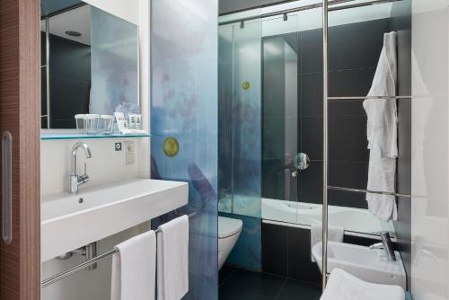 萨拉戈萨萨拉戈萨中心文奇酒店的一间带水槽、卫生间和淋浴的浴室