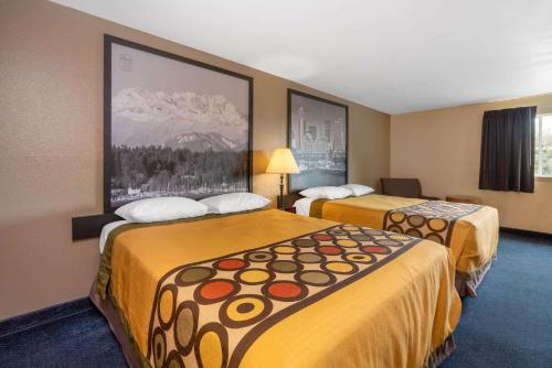 西塔科Sutton Suites Hotel的一间酒店客房,房间内设有两张床