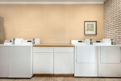 Whitmore Lake惠特莫尔湖最佳西方酒店的房间里的一排白色洗衣机