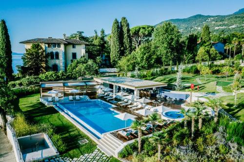 奥帕提亚Ikador Luxury Boutique Hotel & Spa的享有带游泳池的房屋的空中景致