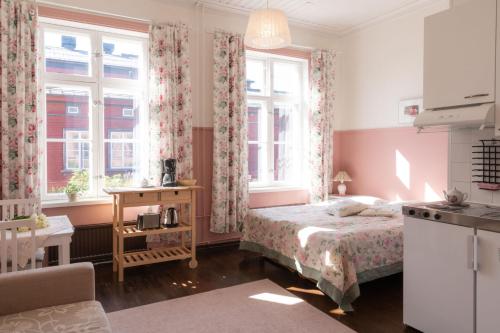 米凯利Huoneistohotelli Marja的一间卧室设有一张床和两个窗户。