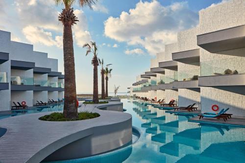 根纳迪Atlantica Dreams Resort的 ⁇ 染酒店,拥有游泳池和棕榈树