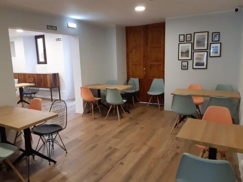 利亚内斯Hotel Puerto de Llanes的客房设有木桌、椅子、书桌和椅子。