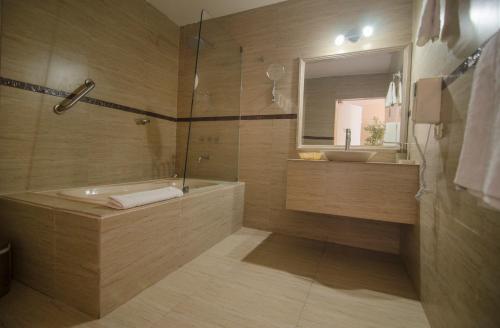 皮乌拉皮乌拉安格洛酒店的带浴缸、水槽和镜子的浴室