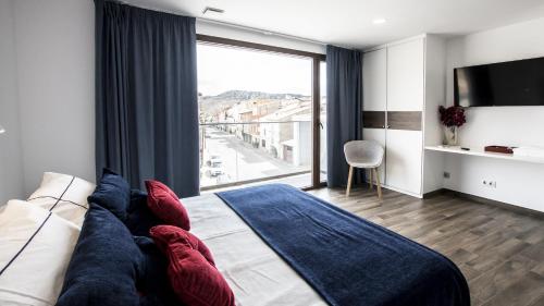 曼萨内拉Hotel Duque de Calabria的一间卧室设有一张床和一个大窗户
