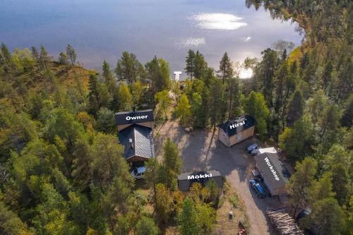 伊纳利Mökki - The White Blue Wilderness Lodge的树林中房屋的空中景观