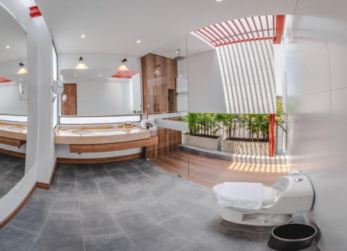 卡利Alko Hotel Integrado的带浴缸、卫生间和盥洗盆的浴室