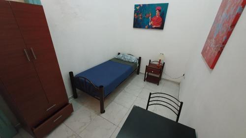 布宜诺斯艾利斯Hostelmo Hotel的一间小卧室,配有一张小床和一张桌子
