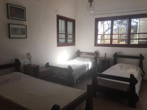里奥塞瓦约斯Villa Anedé的一间卧室设有两张床和窗户。