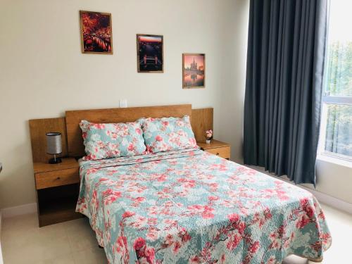 邦比尼亚斯Residencial Spader - Bombinhas的一间卧室配有一张带花卉床罩的床