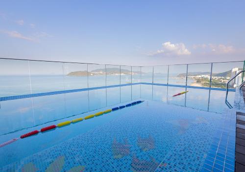 芽庄Masova Hotel的海景游泳池