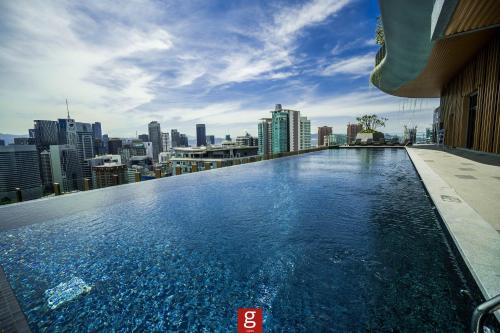 吉隆坡Ceylonz KLCC by Gsuites的一座城市天际线建筑的顶部游泳池