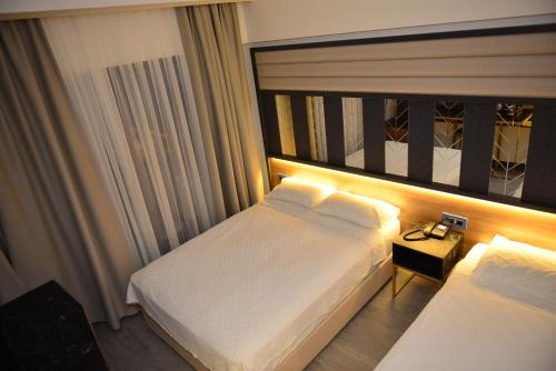 马尔马里斯绿洲酒店 的酒店客房设有两张床和窗户。
