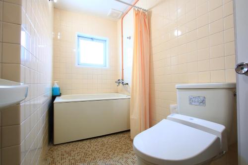 对马市Banshoukaku的浴室配有卫生间、浴缸和水槽。