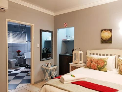 波切夫斯特鲁姆Graceland Guesthouse的一间卧室设有一张床和一间浴室。