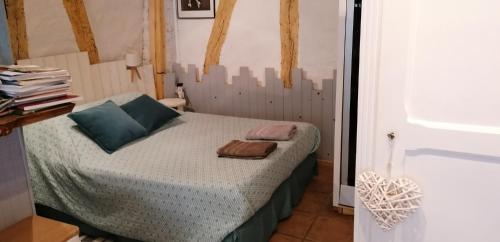 贝尔热拉克乐瑞莱德拉米普公寓 的一间小卧室,配有带毛巾的床