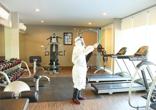 马卡萨加玛拉酒店的健身中心和/或健身设施