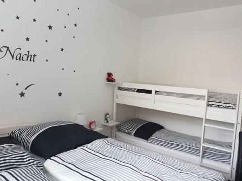 本讷肯施泰因Zur Alten Oberförsterei的卧室配有两张双层床,墙上挂着星星。