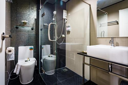 暖武里府Lux Boutique Hotel的带淋浴、卫生间和盥洗盆的浴室