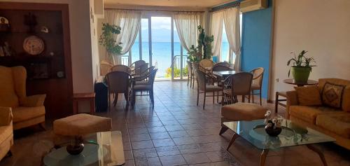 阿马林索斯阿耳特弥斯酒店的客厅配有沙发和桌椅