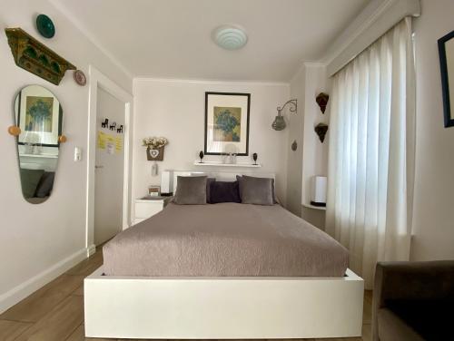 赞德沃特麦莉拉公寓酒店的白色的卧室设有床和窗户