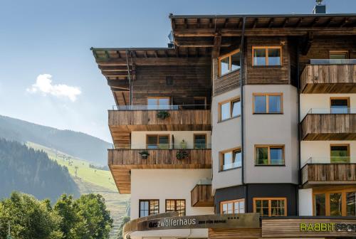萨尔巴赫达斯茨沃弗豪斯酒店的山上带木阳台的建筑