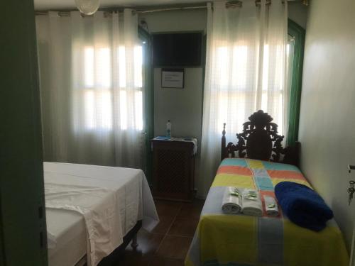 戈亚斯hospedagem quarto casa da wal的一间卧室设有两张床和窗户。