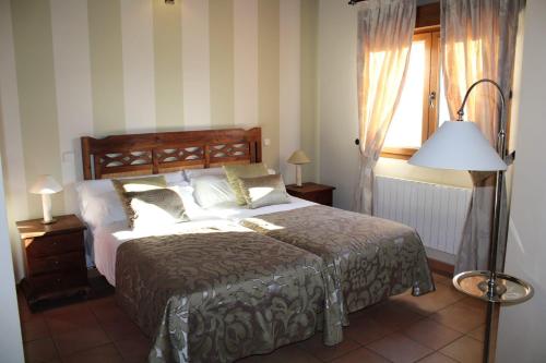 Los Cortos芬卡林蔻德拉维加酒店的一间卧室设有一张大床和一个窗户。
