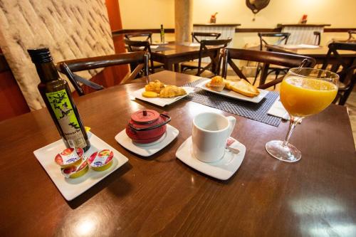 GolmayoLos Canteros的一张桌子,上面放着一杯橙汁和一杯咖啡