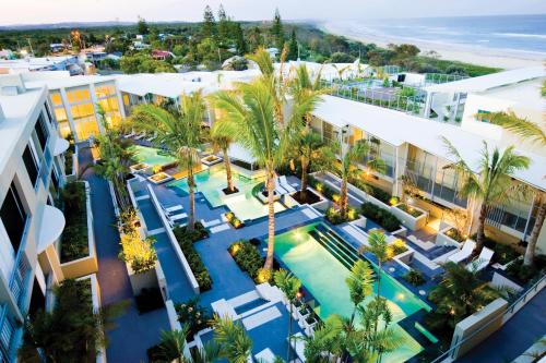 卡巴雷塔海滩卡巴雷塔海滩酒店的享有度假村的空中景致,设有游泳池和棕榈树