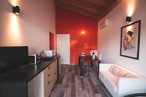 龙基德伊莱焦纳里B&B OASI的客厅设有白色沙发和红色墙壁。