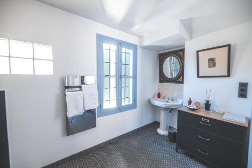 贝济耶Villa Kumquats的白色的浴室设有水槽和镜子