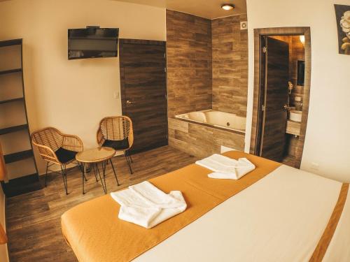 明多Toucan Platinum Suites Aparthotel的一间卧室配有一张床和浴缸