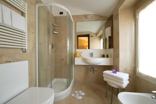 菲尼斯酒店的一间浴室