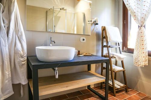 里米尼La Puraza Comfort Rooms的蓝色桌子上带水槽的浴室