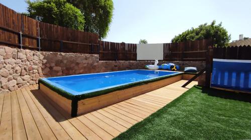 埃拉特Guest House "Villa Klara Eilat" Heated pool and sauna all year round的后院的游泳池,带有木栅栏