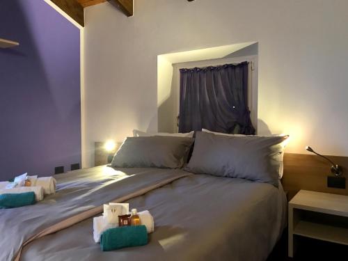 ChiuroAl Chiar di Luna B&B Valtellina的一间卧室配有一张床,上面有两条毛巾
