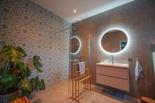 ElstBed & Breakfast Bloemen Vertellen的一间带水槽和镜子的浴室