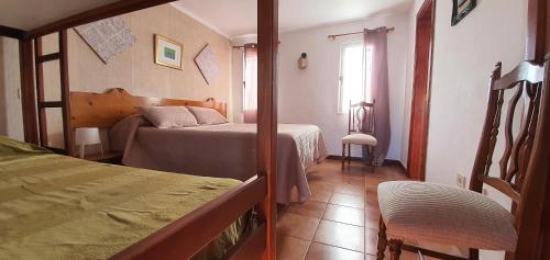圣尼科拉斯村拉霍利亚旅舍 - 拉阿尔迪的一间小卧室,配有两张床和窗户