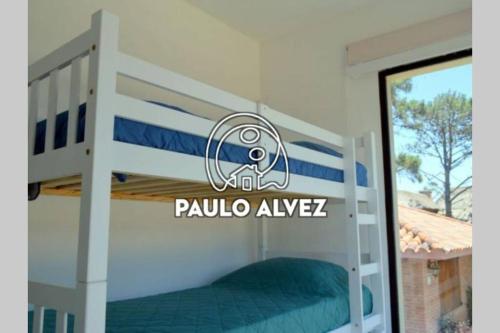 皮里亚波利斯BAHIA SAN FRANCISCO, casa Albatros a 80 metros del mar, Uruguay的一间卧室配有一张双层床,名字叫paulula avelez