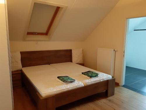 TieltLemen huis Houwaart的一间小卧室,配有一张带两张绿色床单的床