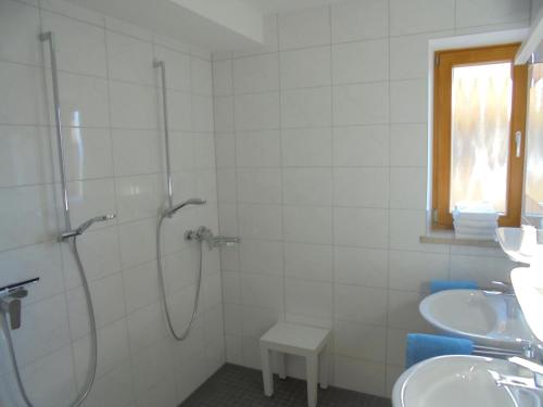 贝希特斯加登Ferienwohnung Haus Elisabeth, Roßfeldalm的白色的浴室设有2个盥洗盆和淋浴。