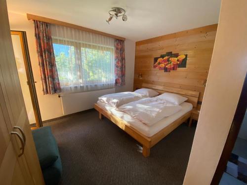 施图拜河谷新施蒂夫特Haus Wildspitz的一间带床的卧室,位于带窗户的房间内