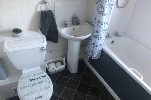 牛顿艾克利夫Newton Aycliffe Contractors Accommodation的浴室配有卫生间、盥洗盆和浴缸。