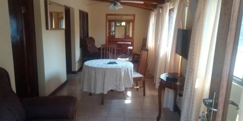 恩多拉Copperbelt Executive Accommodation Ndola, Zambia的客厅里设有白色桌子